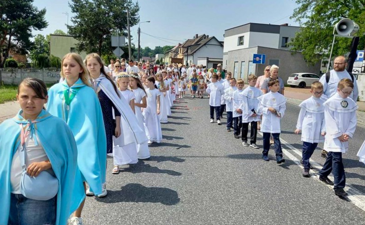 Boże Ciało w parafii starowiejskiej - Serwis informacyjny z Raciborza - naszraciborz.pl
