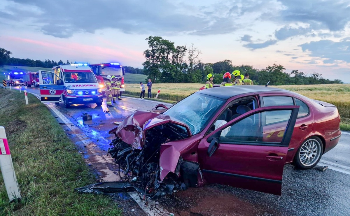 Wypadek na DK 45. Zderzenie dwóch osobówek na trasie Racibórz-Opole [FOTO] - Serwis informacyjny z Raciborza - naszraciborz.pl