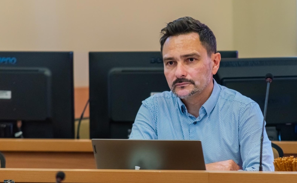 Hala w Studziennej czeka na zmianę pokrycia dachu. Migawki z komisji oświaty - Serwis informacyjny z Raciborza - naszraciborz.pl