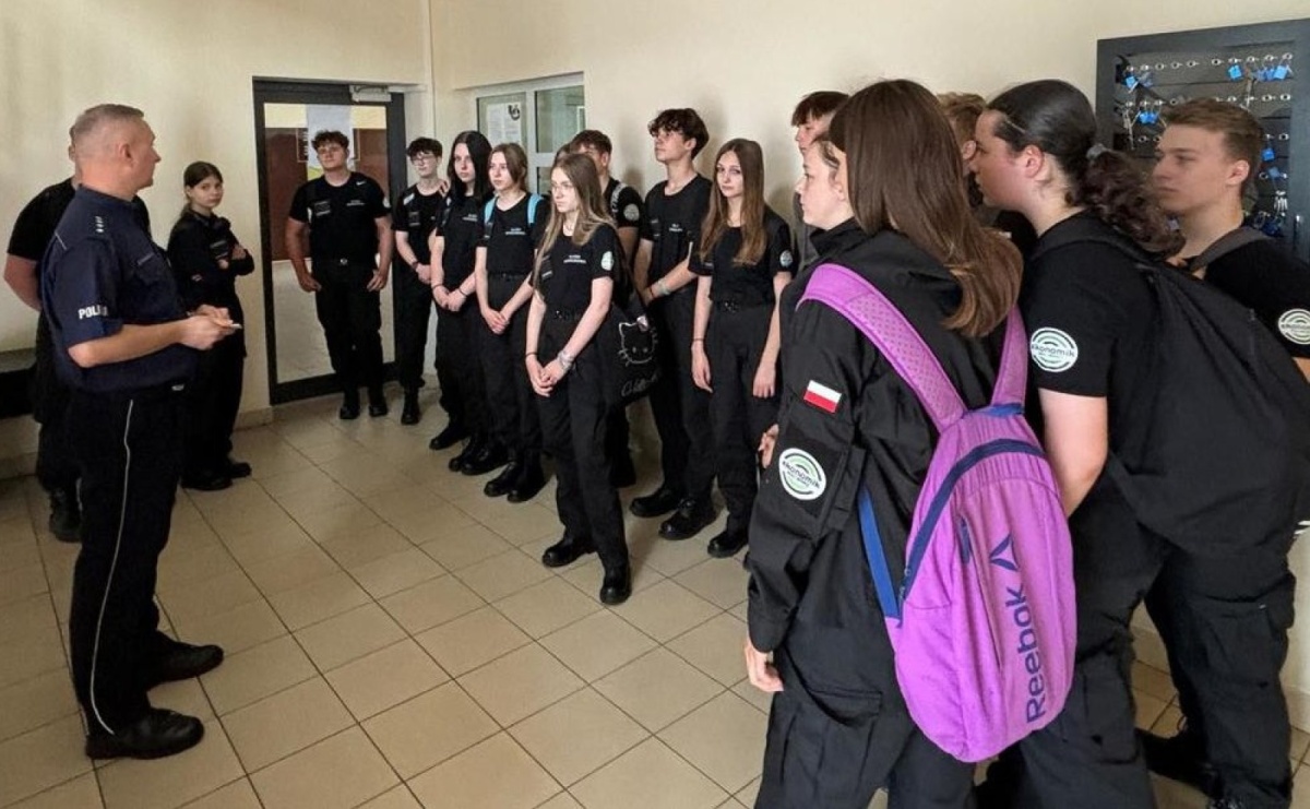 Klasa mundurowa z Ekonomika z wizytą w raciborskiej komendzie - Serwis informacyjny z Raciborza - naszraciborz.pl