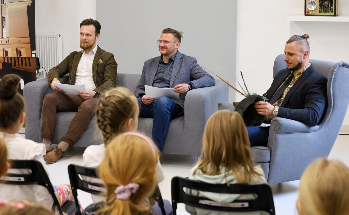 Cała Polska Czyta Dzieciom – radni Powiatu Raciborskiego czytali w Bibliotece w Raciborzu - Serwis informacyjny z Raciborza - naszraciborz.pl