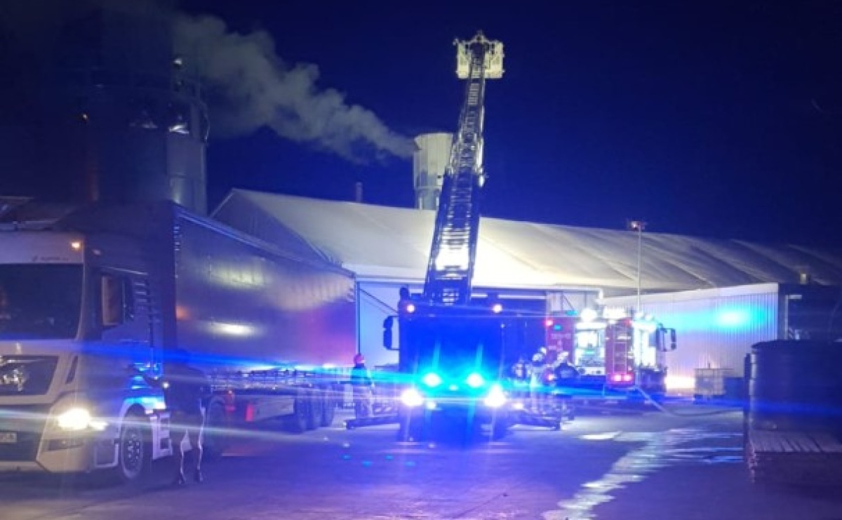 Pożar zbiornika na trociny w zakładzie stolarskim w Bieńkowicach - Serwis informacyjny z Raciborza - naszraciborz.pl