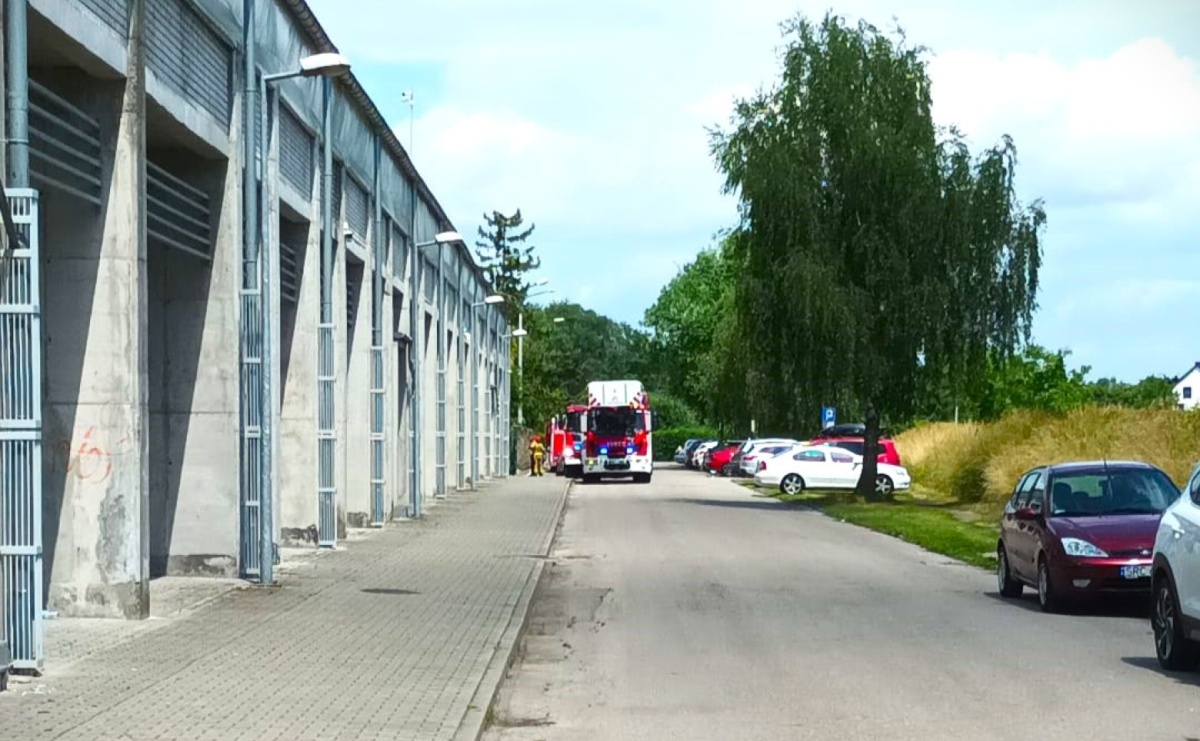 Ewakuacja hali sportowej ZSOMS - Serwis informacyjny z Raciborza - naszraciborz.pl