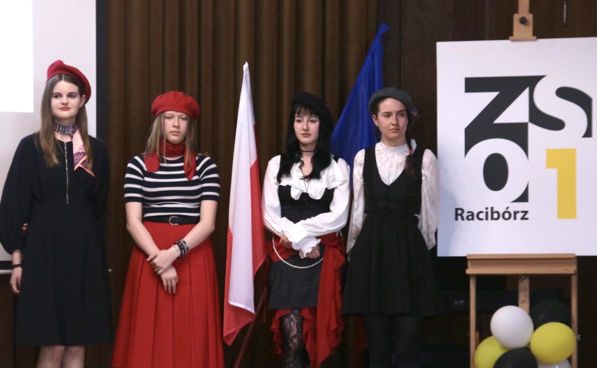 Moda na francuski. Piknik w ZSO nr 1 - Serwis informacyjny z Raciborza - naszraciborz.pl
