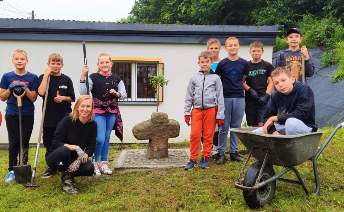 Krzyż pokutny z Grzegorzowic już w nowym miejscu - Serwis informacyjny z Raciborza - naszraciborz.pl