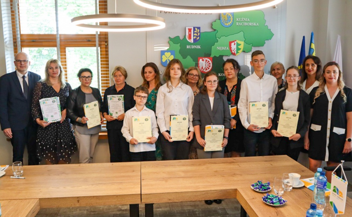 Mistrzowie ortografii odebrali w Starostwie dyplomy - Serwis informacyjny z Raciborza - naszraciborz.pl