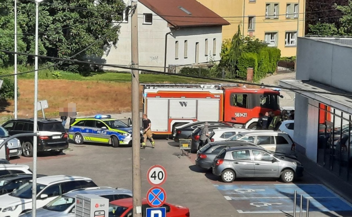 Dziecko zatrzaśnięte w samochodzie przy Jana - Serwis informacyjny z Raciborza - naszraciborz.pl