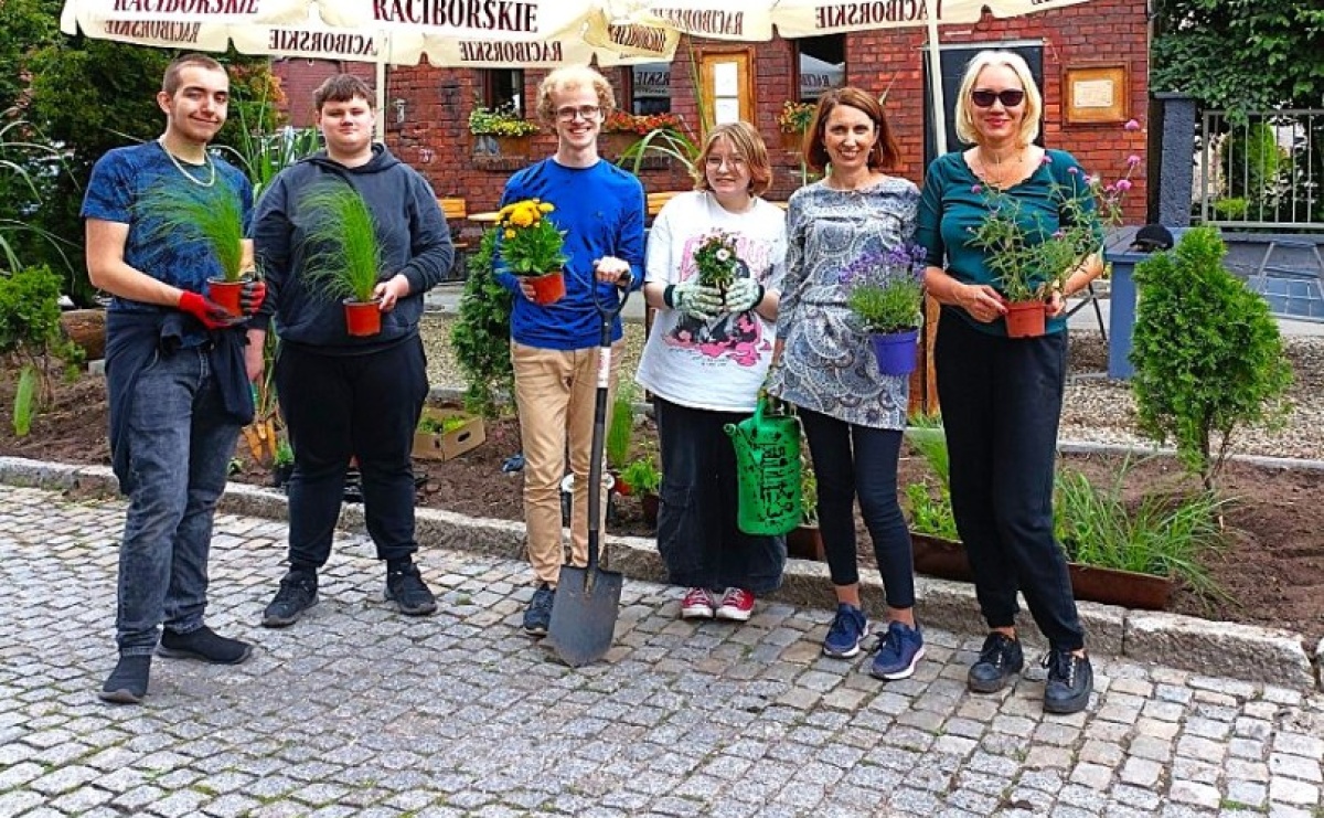 Zakątek przy Karola Miarki upiększyły różnorodne rośliny - Serwis informacyjny z Raciborza - naszraciborz.pl