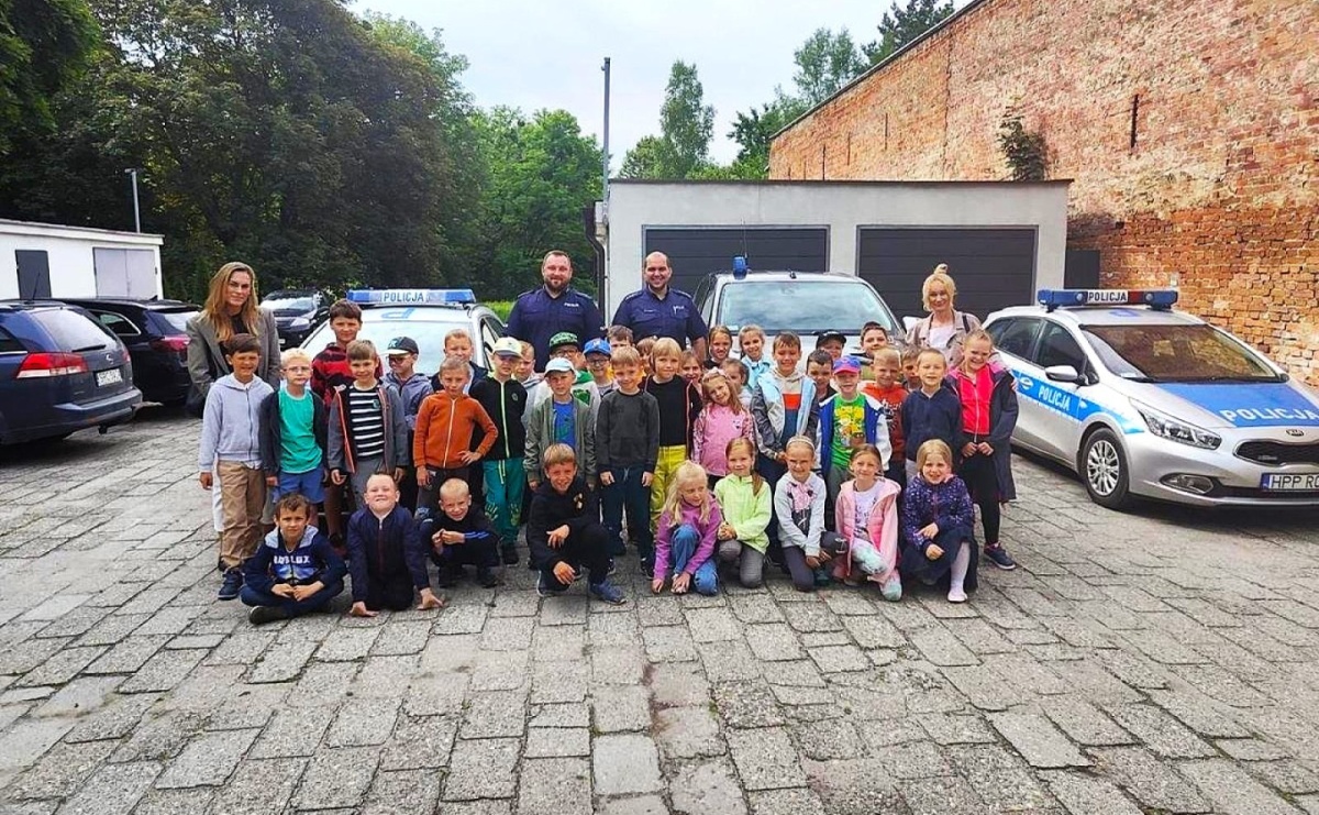 Uczniowie odwiedzili komisariat w Kuźni Raciborskiej - Serwis informacyjny z Raciborza - naszraciborz.pl