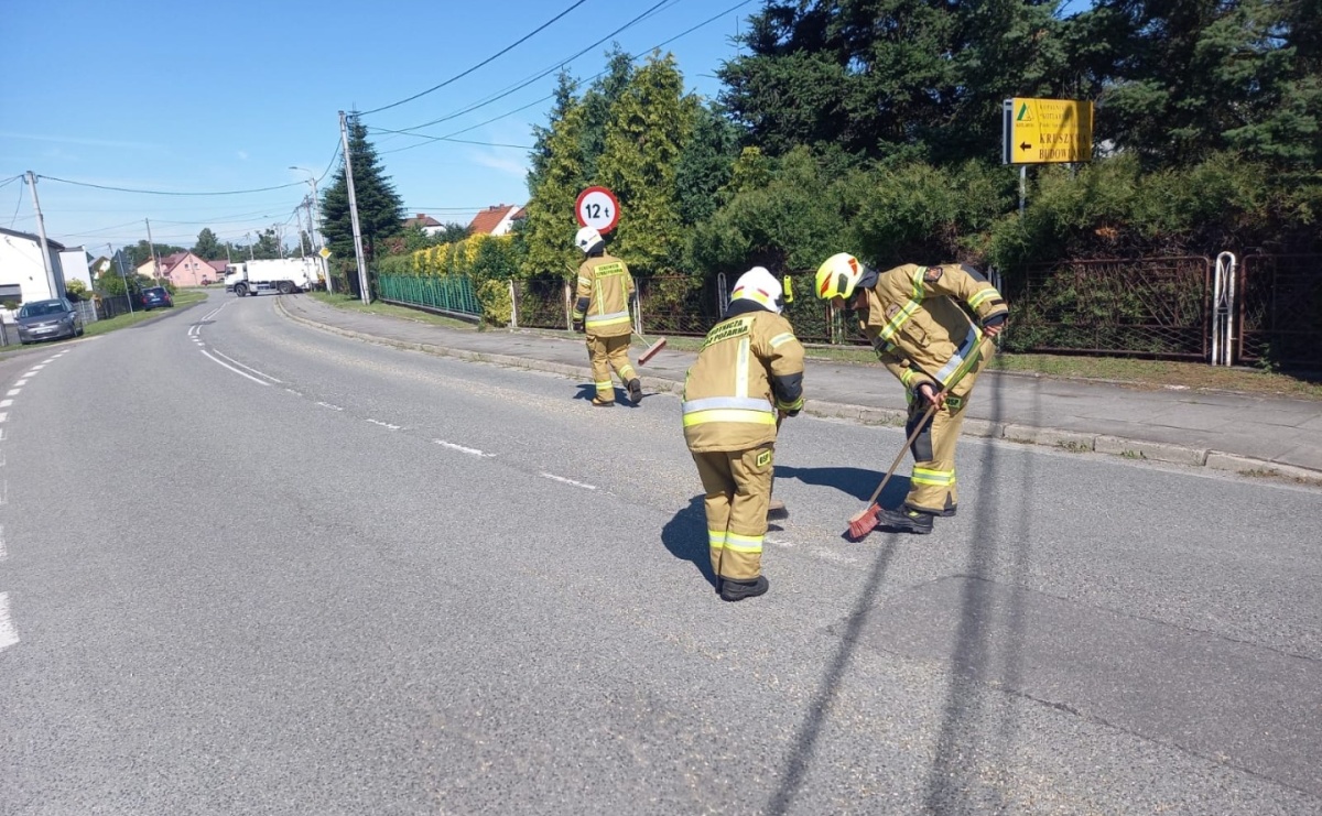 Sprzątanie w Siedliskach. Na jezdnię wysypał się żwir - Serwis informacyjny z Raciborza - naszraciborz.pl