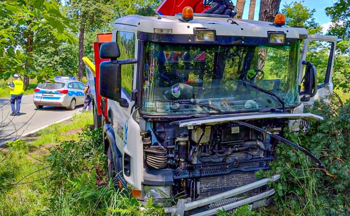 Ciężarowa scania uderzyła w drzewo na drodze Nędza-Kuźnia Raciborska - Serwis informacyjny z Raciborza - naszraciborz.pl