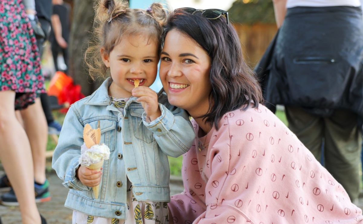 Mali Odkrywcy Sztuki przywitali wakacje piknikiem w ogrodzie Strzechy - Serwis informacyjny z Raciborza - naszraciborz.pl