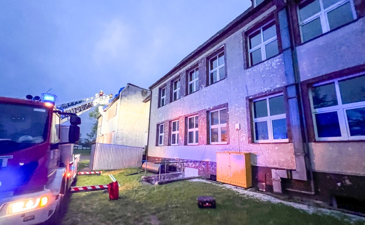 Grad zdewastował elewacje domów i szkoły w Markowicach [FOTO] - Serwis informacyjny z Raciborza - naszraciborz.pl