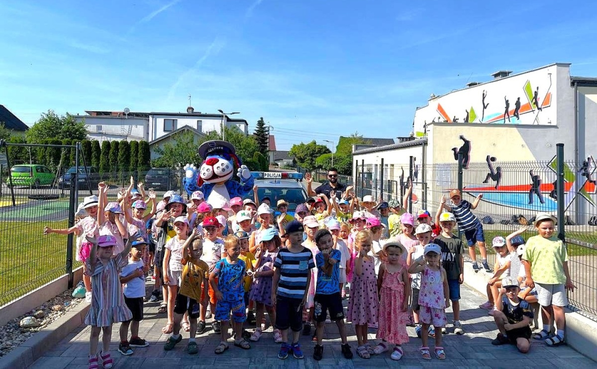Policjant i Sznupek z wizytą u przedszkolaków w Markowicach - Serwis informacyjny z Raciborza - naszraciborz.pl