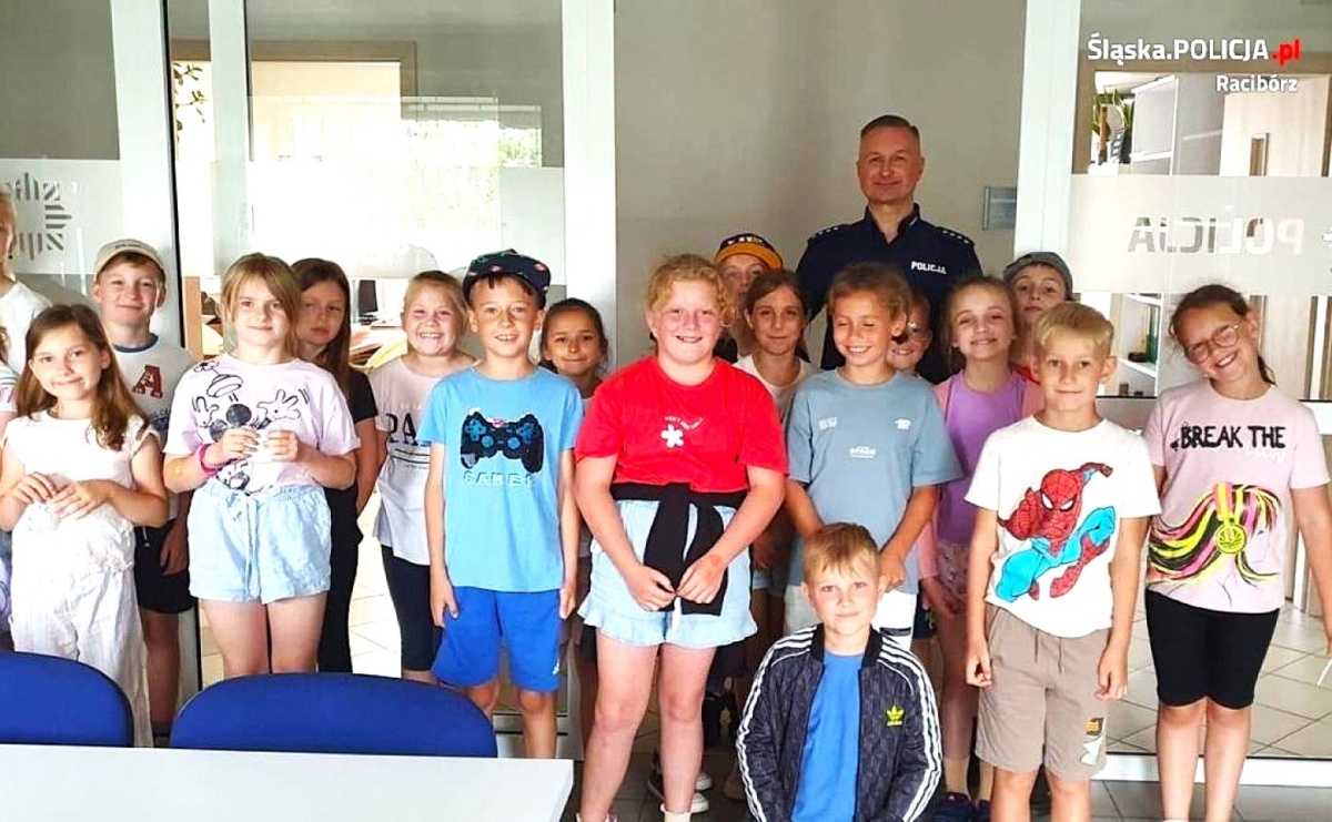 Uczniowie szkoły w Pietrowicach Wielkich złożyli wizytę policjantom - Serwis informacyjny z Raciborza - naszraciborz.pl