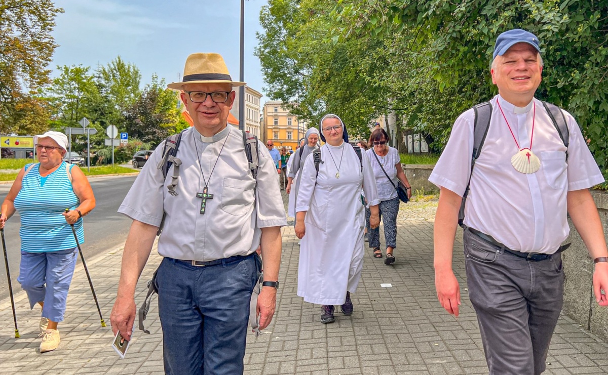 Biskup opolski wyruszył z Raciborza na pielgrzymi szlak [WIDEO] - Serwis informacyjny z Raciborza - naszraciborz.pl