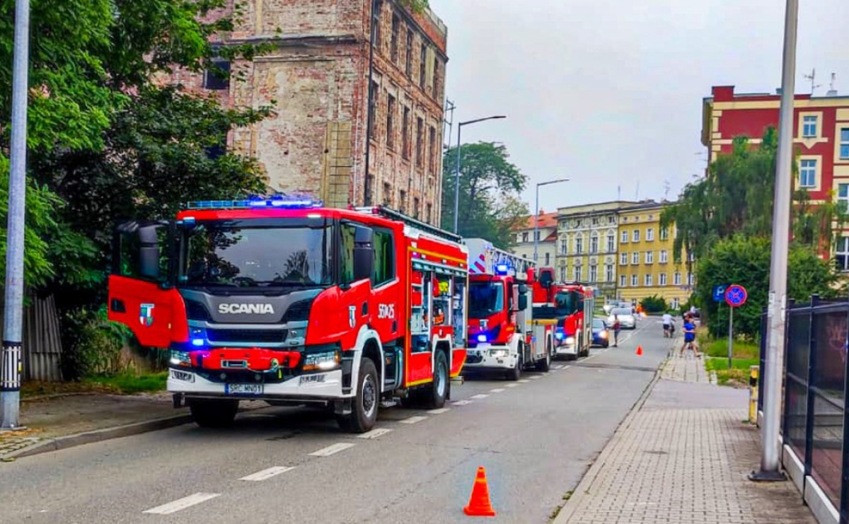 Pożar na Drewnianej. Do zaprószenia ognia doszło w pustostanie [FOTO i WIDEO] - Serwis informacyjny z Raciborza - naszraciborz.pl