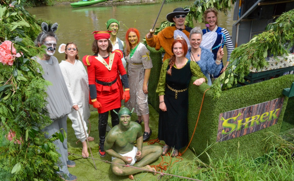 Panny młode, Indianie i drużyna Shreka. 25. Pływadło w drodze do Koźla [FOTO i WIDEO] - Serwis informacyjny z Raciborza - naszraciborz.pl