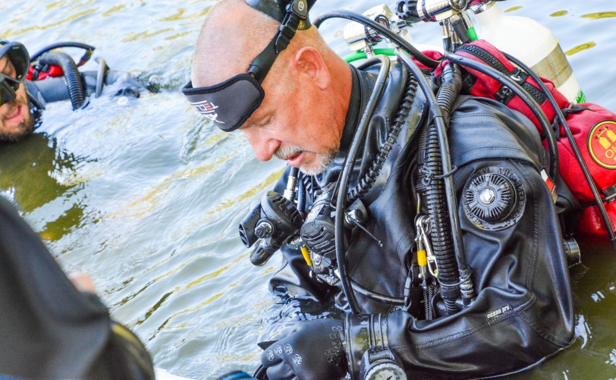 Płetwonurkowie odkryli w stawie w Krowiarkach skarb - Serwis informacyjny z Raciborza - naszraciborz.pl