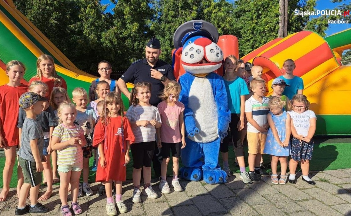 Policjant i Sznupek na rodzinnym festynie w Wojnowicach - Serwis informacyjny z Raciborza - naszraciborz.pl