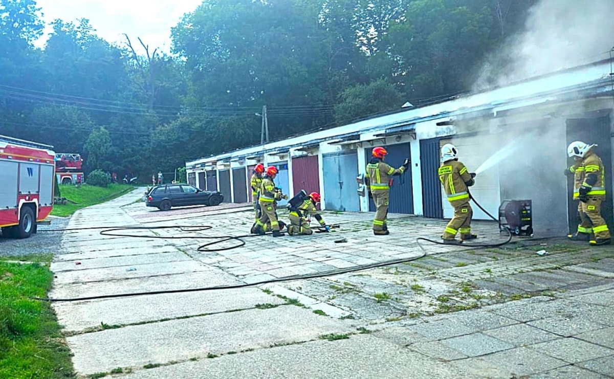 Pożar garażu w Strzybniku - Serwis informacyjny z Raciborza - naszraciborz.pl
