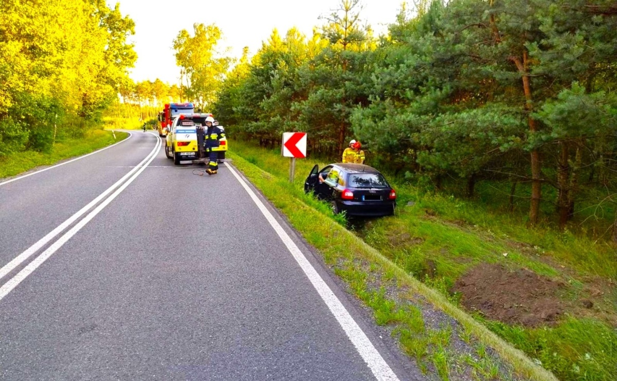 Zagapił się i wjechał do rowu [FOTO] - Serwis informacyjny z Raciborza - naszraciborz.pl