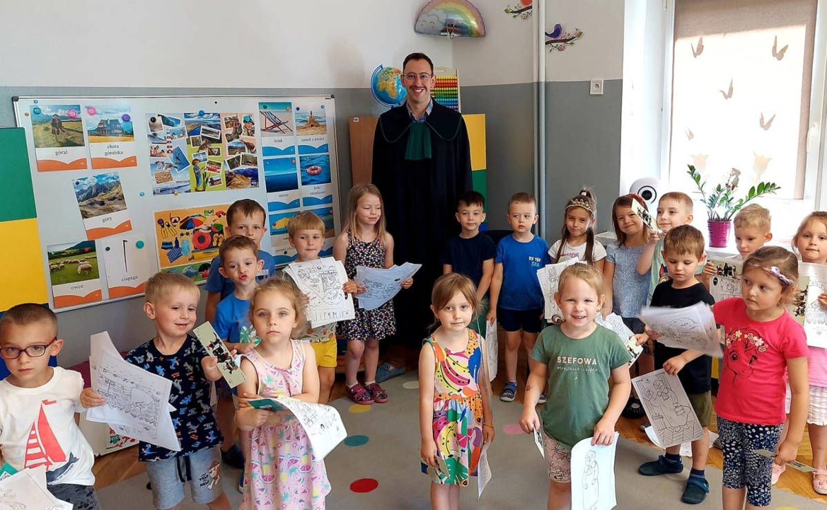 Akcja Bajeczni Adwokaci. Raciborski mecenas czytał przedszkolakom z Kochanowskiego - Serwis informacyjny z Raciborza - naszraciborz.pl