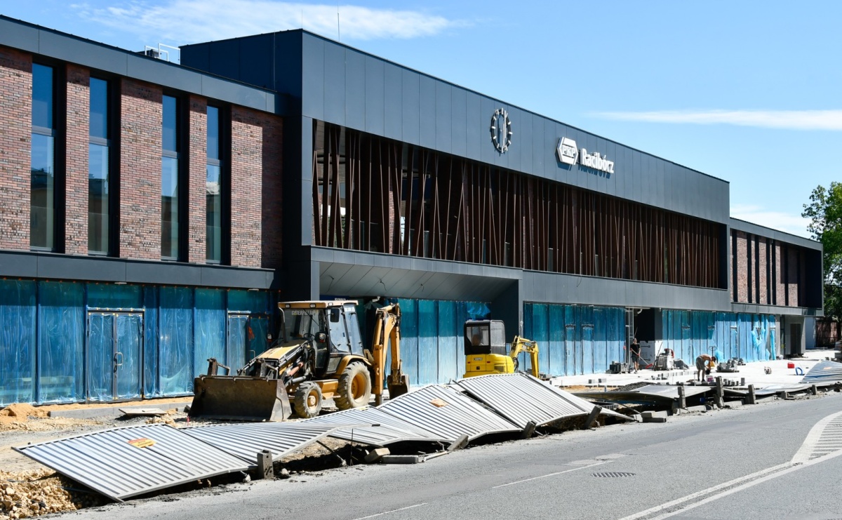Ogrodzenie runęło pokazując całą fasadę nowego dworca w Raciborzu [FOTO] - Serwis informacyjny z Raciborza - naszraciborz.pl