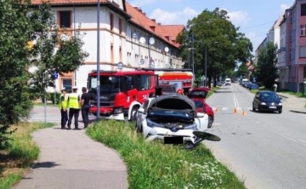 Peugeot i toyota zderzyły się na skrzyżowaniu niedaleko więzienia [FOTO] - Serwis informacyjny z Raciborza - naszraciborz.pl