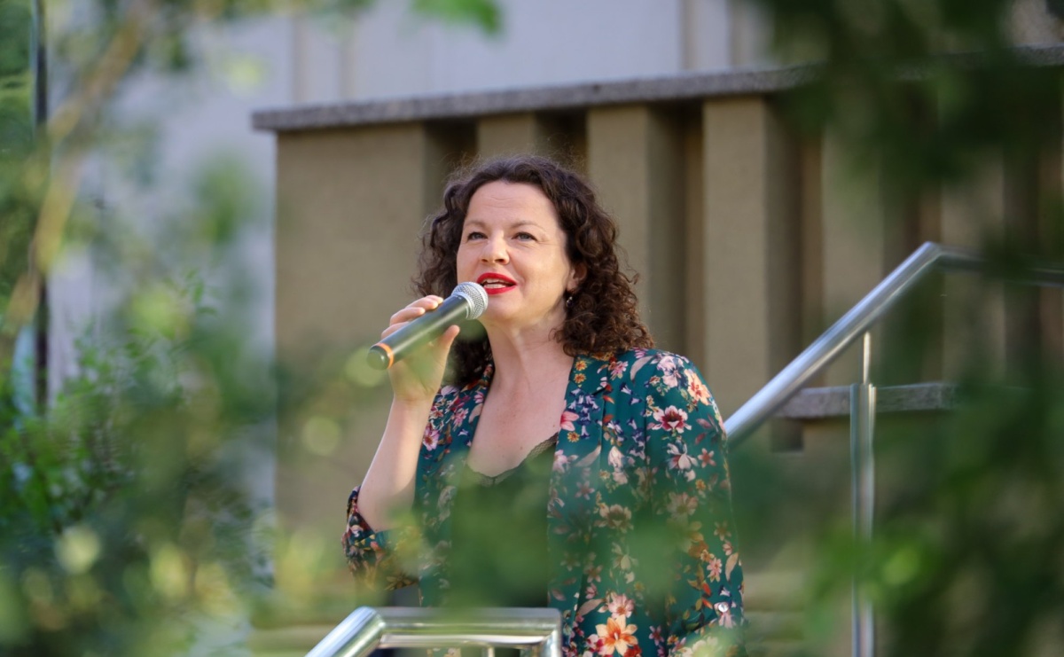 Na zakręcie, czyli Wariatka tańczy. Biblioteka zaprasza na Letni Teatr na Schodach - Serwis informacyjny z Raciborza - naszraciborz.pl