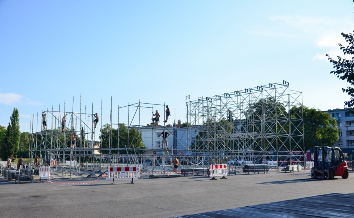 Na placu Długosza wznoszą ogromną scenę [FOTO i WIDEO] - Serwis informacyjny z Raciborza - naszraciborz.pl
