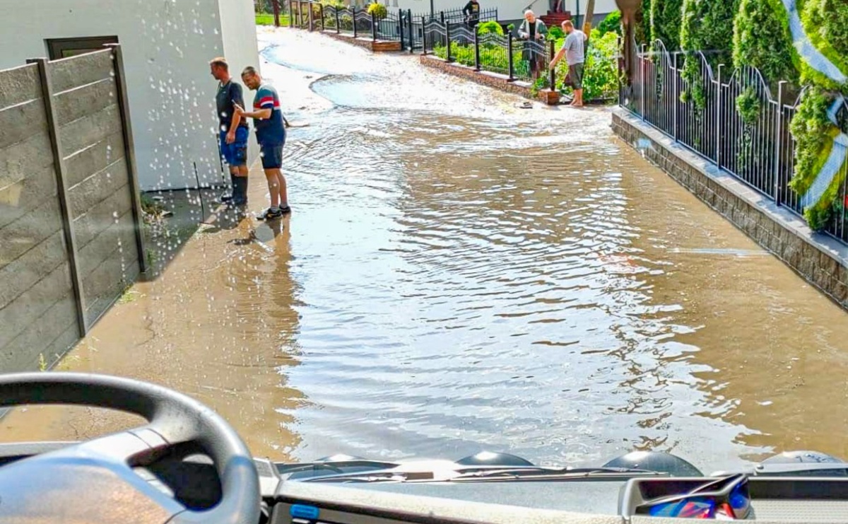 Oberwanie chmury w Krzanowicach. Woda wdarła się do domostw - Serwis informacyjny z Raciborza - naszraciborz.pl