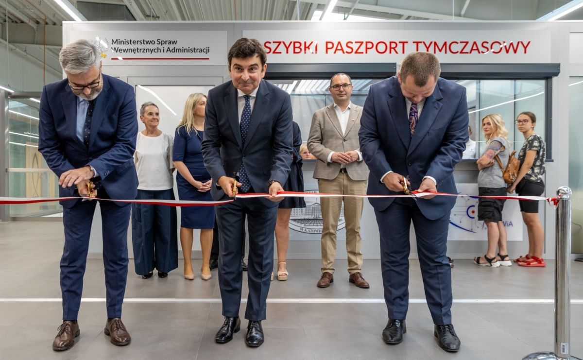 Na lotnisku w Pyrzowicach uruchomiono punkt wydawania szybkich paszportów tymczasowych - Serwis informacyjny z Raciborza - naszraciborz.pl