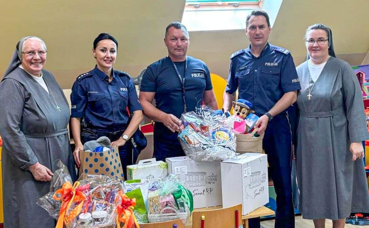 Słodkości zamiast kwiatów. Policjanci zrobili prezent dzieciom z Pogrzebienia - Serwis informacyjny z Raciborza - naszraciborz.pl