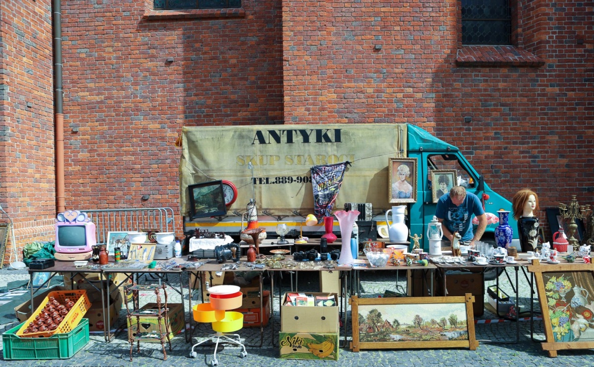 Raciborski targ staroci ze studiem TVP w tle - Serwis informacyjny z Raciborza - naszraciborz.pl