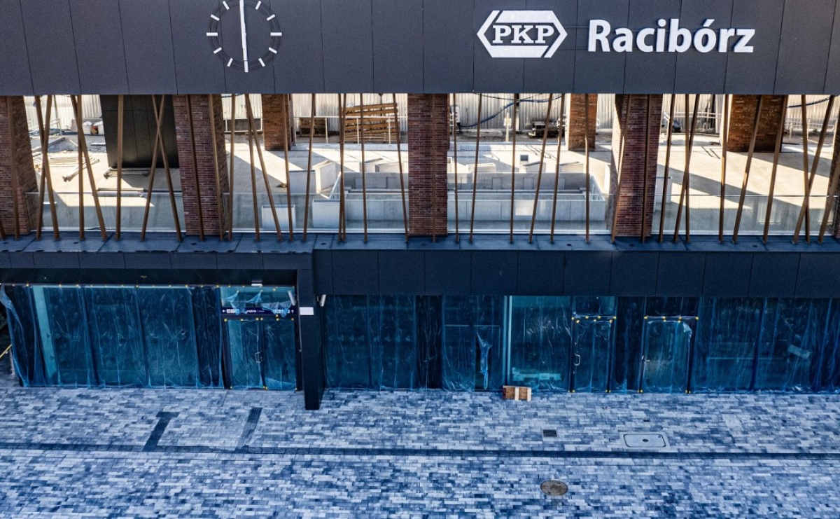 Pół tysiąca roślin i niebieski bruk. Remont dworca na finiszu [FOTO] - Serwis informacyjny z Raciborza - naszraciborz.pl