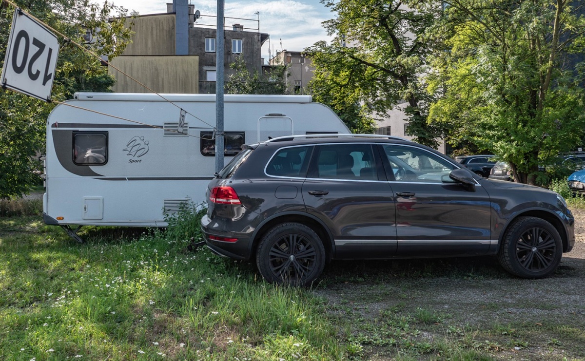 Wakacyjny zestaw od urzędu skarbowego: SUV plus przyczepa kempingowa - Serwis informacyjny z Raciborza - naszraciborz.pl