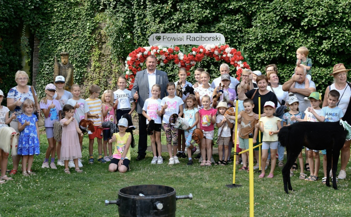 Wakacje z siodłem na Zamku Piastowskim: konie, alpaki i uśmiechy - Serwis informacyjny z Raciborza - naszraciborz.pl