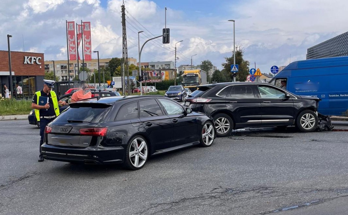 Ford i audi zderzyły się na mycie. Sprawca nie dostosował się do sygnalizacji - Serwis informacyjny z Raciborza - naszraciborz.pl
