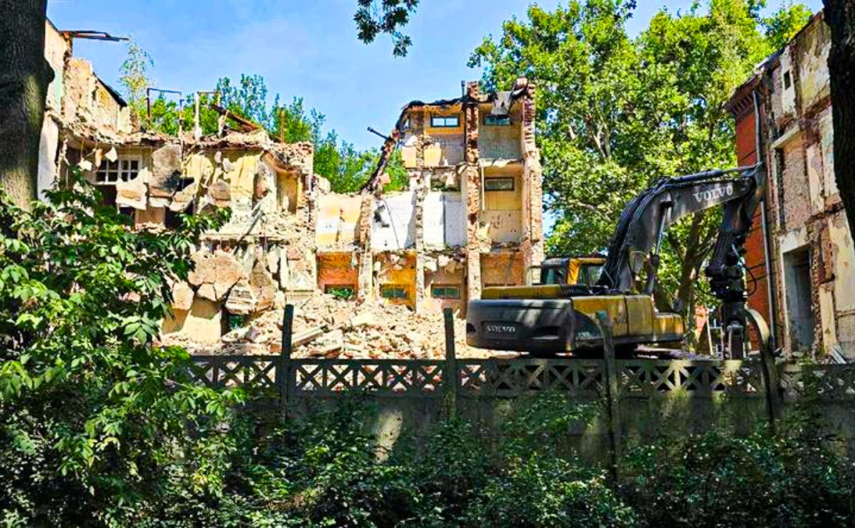 Burzenie skrzydła starego szpitala. Co tu powstanie? [WIDEO] - Serwis informacyjny z Raciborza - naszraciborz.pl