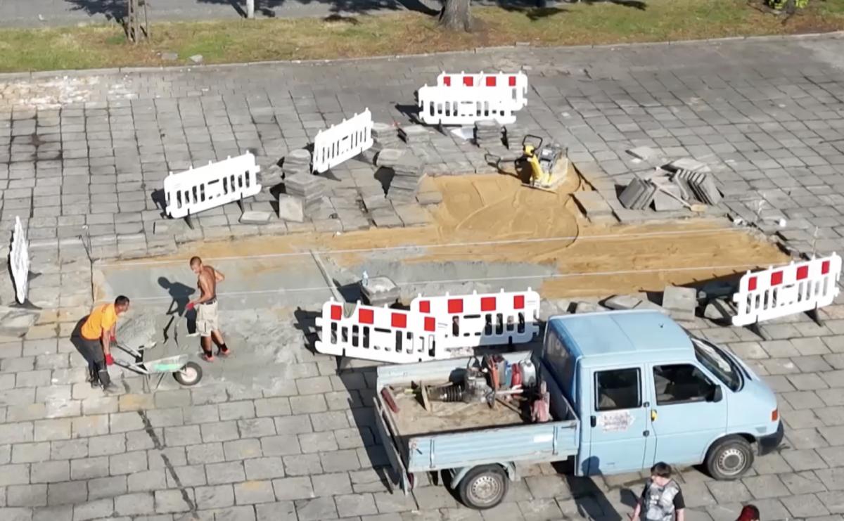 Czy plac Długosza jest bezpieczny? Miasto usunęło zapadlinę, ale archeolodzy nie wykluczają kolejnych [WIDEO] - Serwis informacyjny z Raciborza - naszraciborz.pl