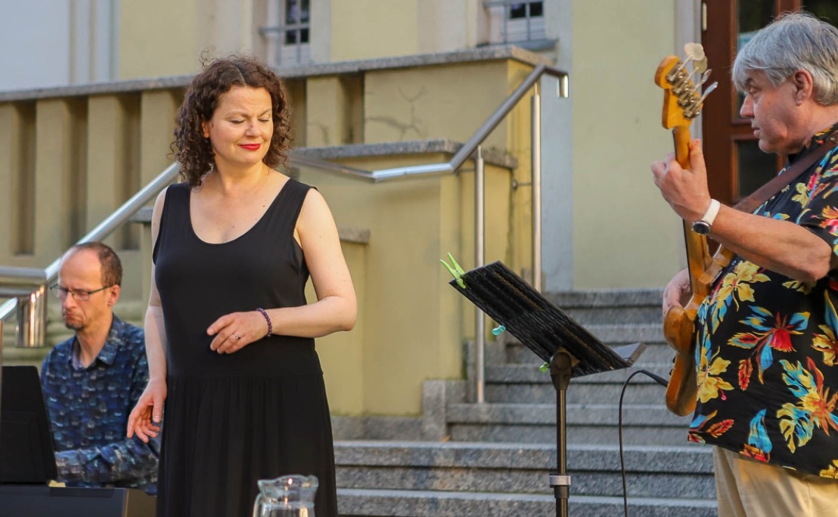 Letni Teatr na Schodach: Taka Piosenka Taka Ballada – koncert Agnieszki Grochowicz z zespołem - Serwis informacyjny z Raciborza - naszraciborz.pl