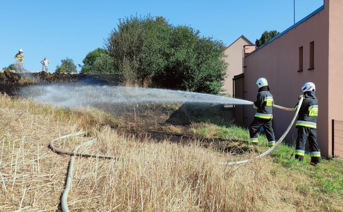 Pożar ścierniska w Krzanowicach [FOTO] - Serwis informacyjny z Raciborza - naszraciborz.pl
