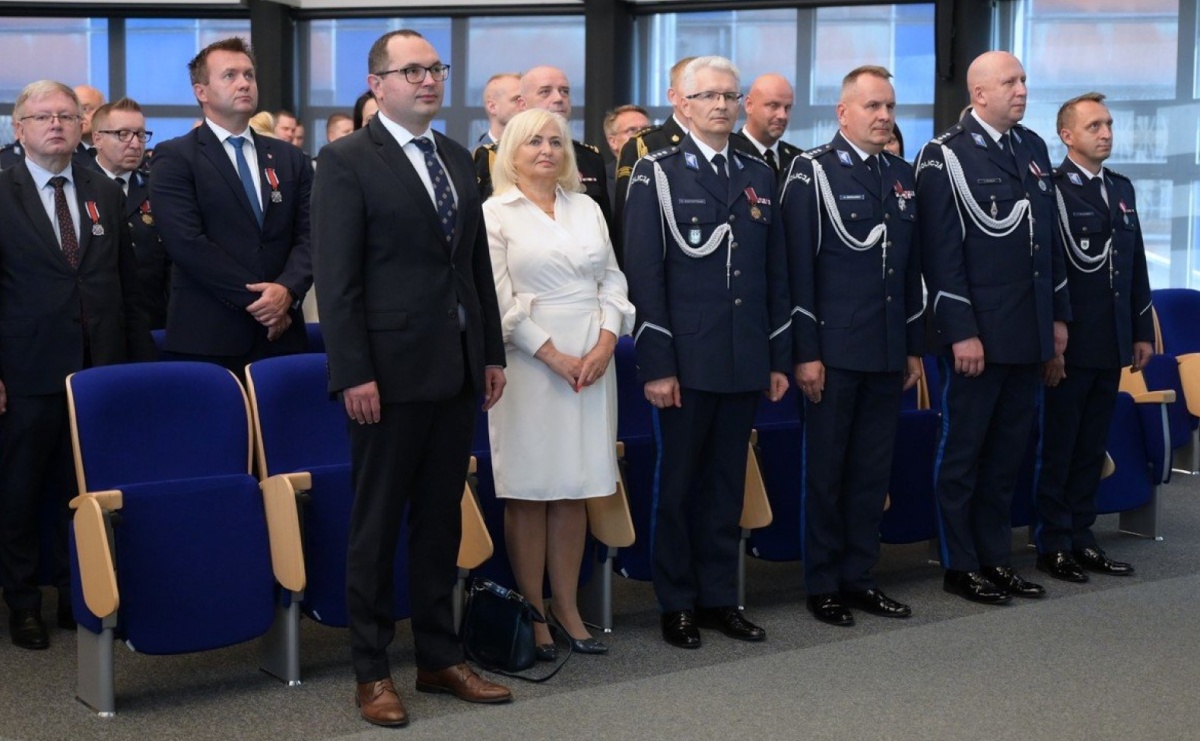 Uroczysta zbiórka i wyróżnienia dla policjantów i pracowników - Serwis informacyjny z Raciborza - naszraciborz.pl
