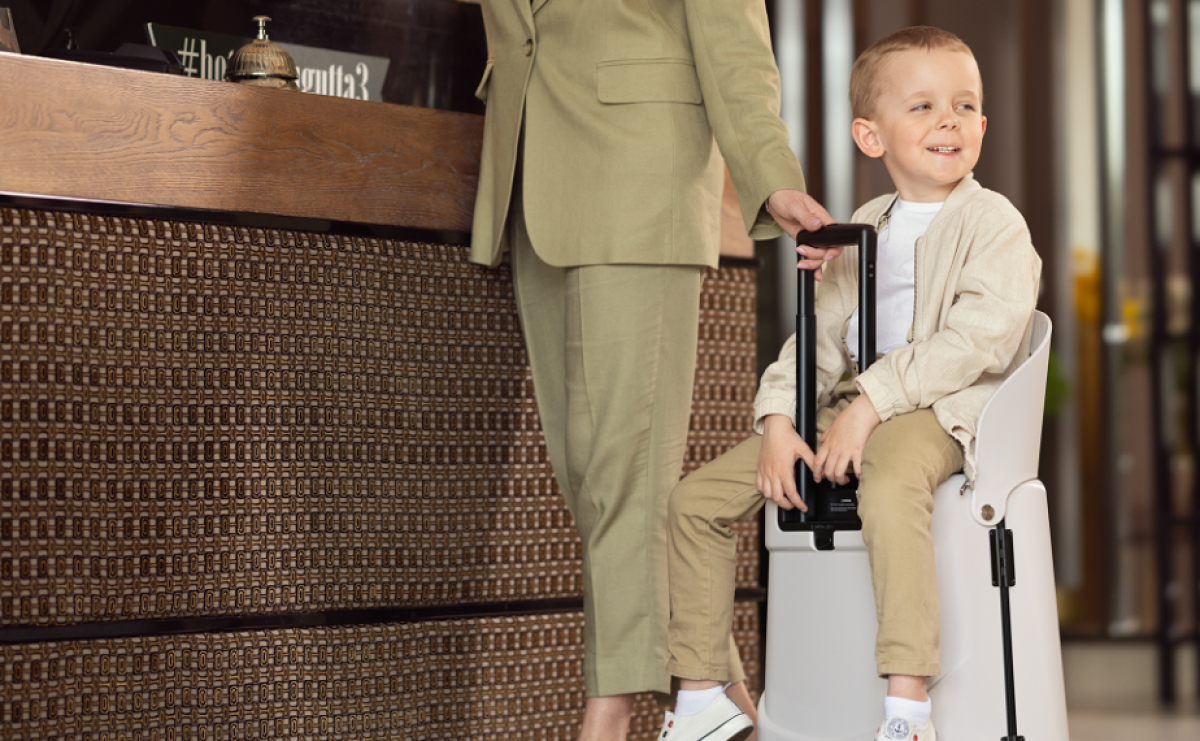 Średnia walizka z innowacyjnym oparciem dla dziecka: jak może uprzyjemnić wyjazd z dziećmi? - Serwis informacyjny z Raciborza - naszraciborz.pl