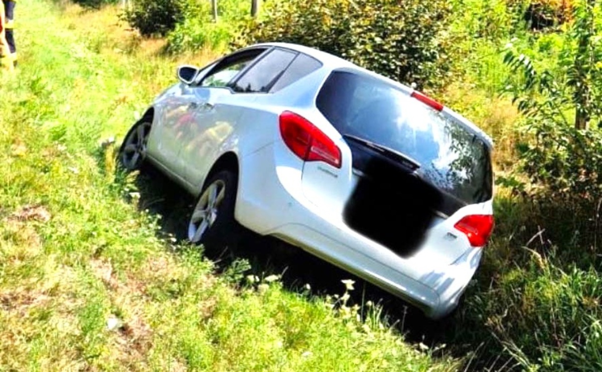 Zasnął za kierownicą i wjechał do rowu - Serwis informacyjny z Raciborza - naszraciborz.pl