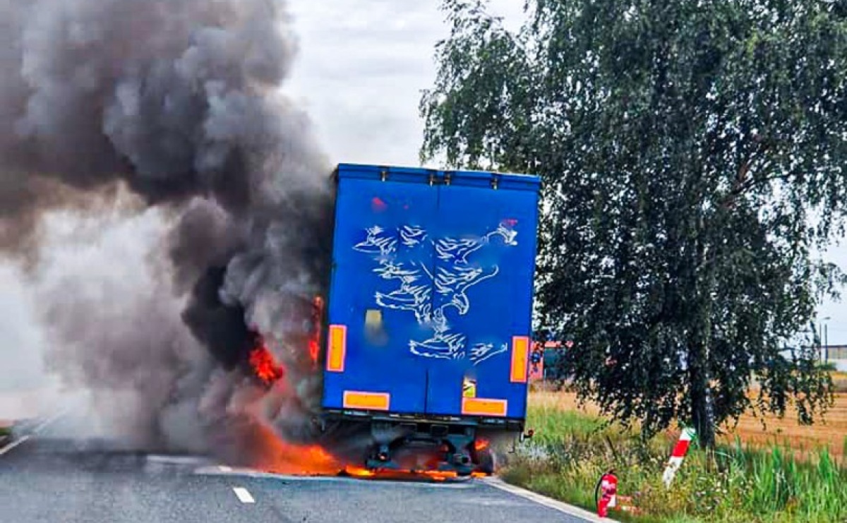 Pożar naczepy na trasie DK 45 w Tworkowie [FOTO] - Serwis informacyjny z Raciborza - naszraciborz.pl
