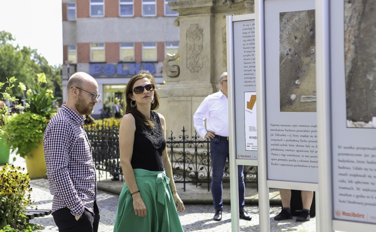 Zapomniany cmentarz - wystawa plenerowa na Rynku - Serwis informacyjny z Raciborza - naszraciborz.pl