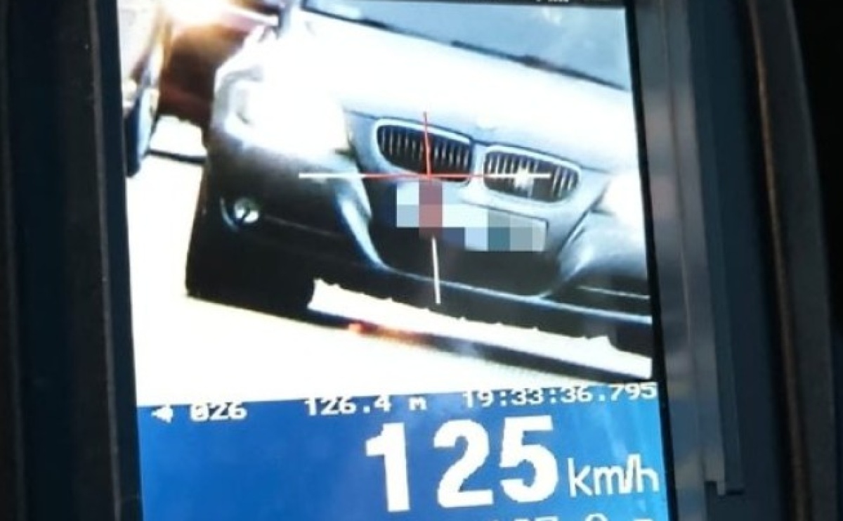 Rozpędzone BMW w Raciborzu. Kierowca surowo ukarany przez policję - Serwis informacyjny z Raciborza - naszraciborz.pl