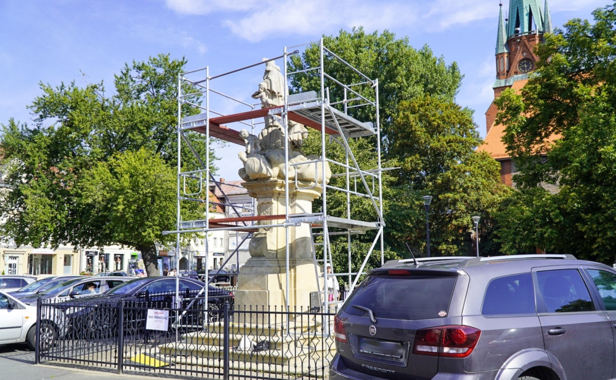Trwa konserwacja figury św. Jana Nepomucena na placu Długosza - Serwis informacyjny z Raciborza - naszraciborz.pl